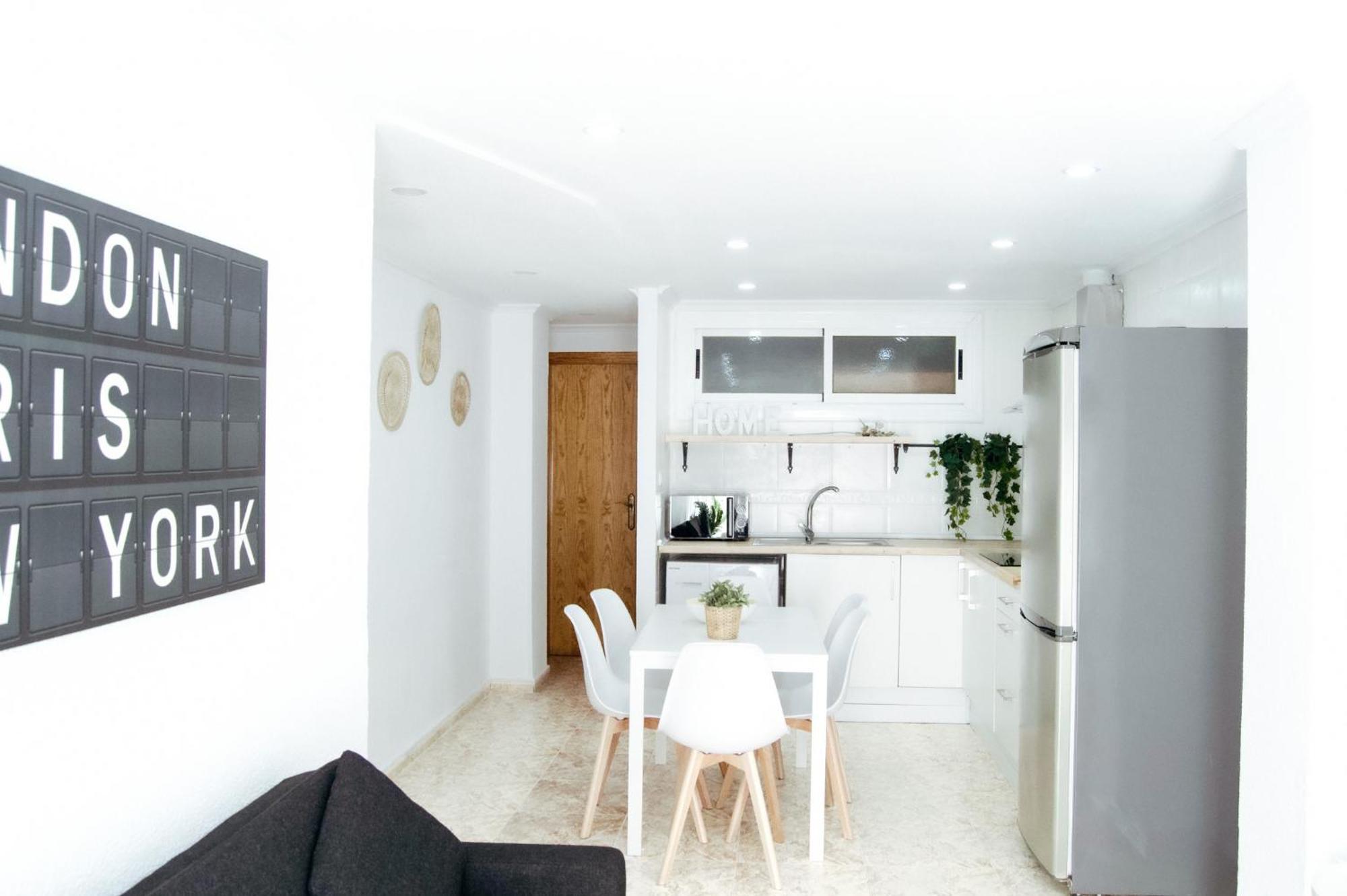 Sol Y Mar Apartments, A 200M De La Playa En El Centro サンタ・ポラ エクステリア 写真
